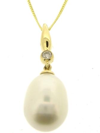 Timeless 9ct Yellow Gold Freshwater Pearl & Diamond Pendant