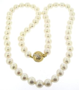 18ct Yellow Gold Diamond And Cultured Pearl Necklace